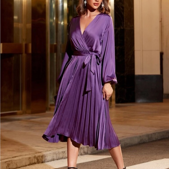 Luxe surplice lantern sleeve pleated holidays party dress - Picture 4 of 13